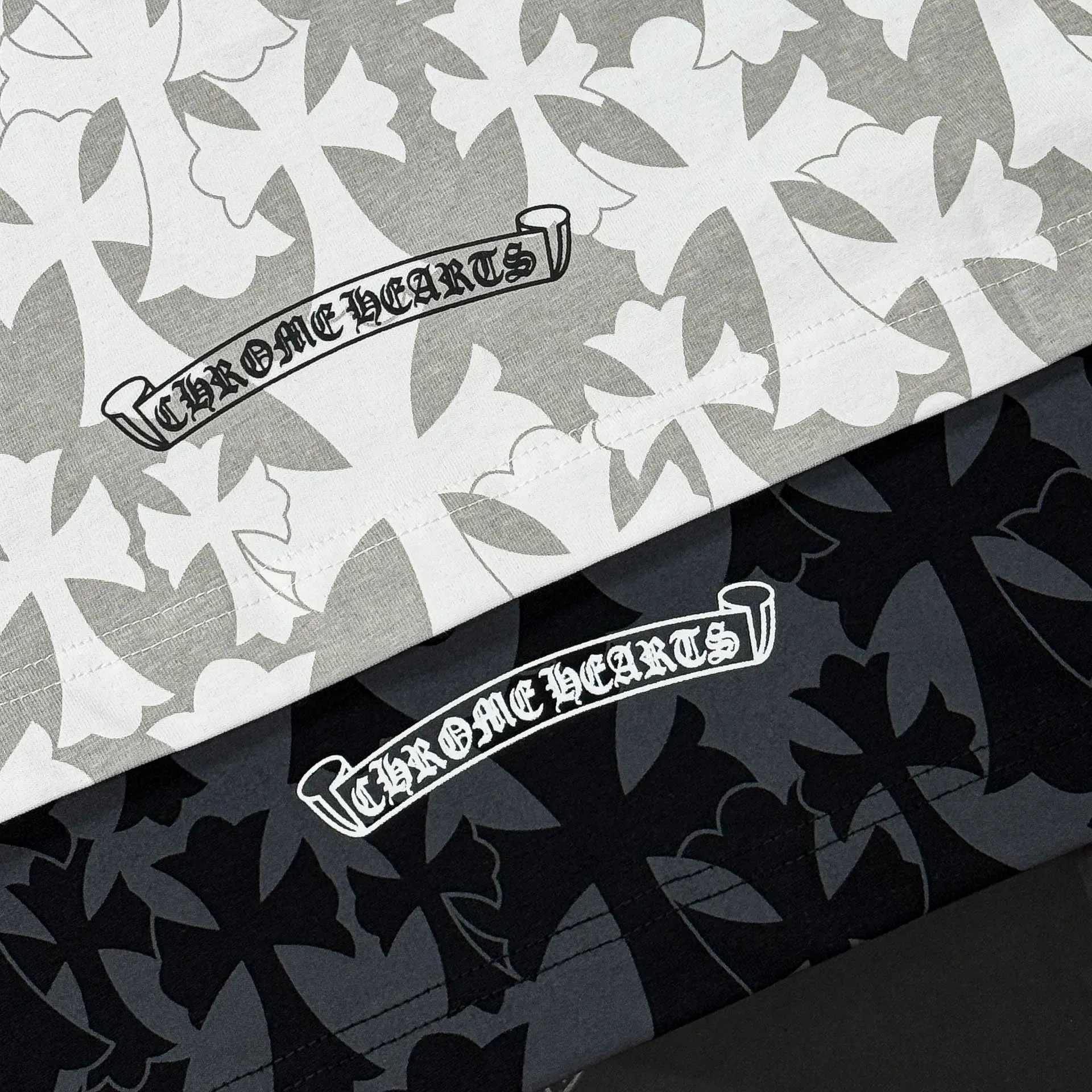 P180 Chrome Hearts 25 high-end versions. The fabric is made of 300 grams of high-density pure cotton. It does not deform or shrink. It has three labels. It is the same style for men and women. Technology: all-over printing + digital printing. Color: white, black. SIZE: S-XL.
